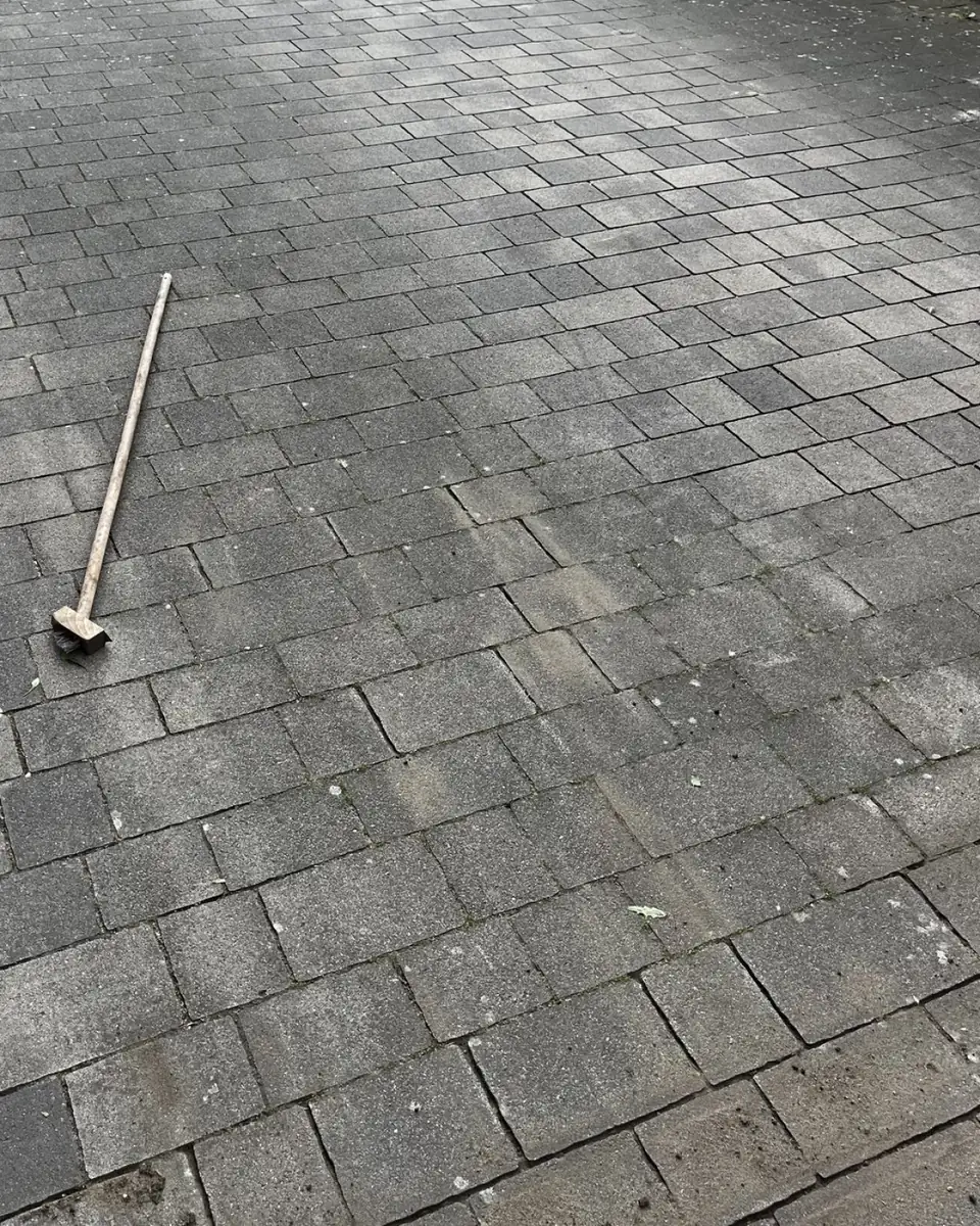 Einfahrt vorher mit Grünbelag