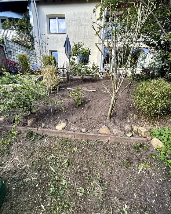 Garten hinterm Haus nachher, Beete freigelegt